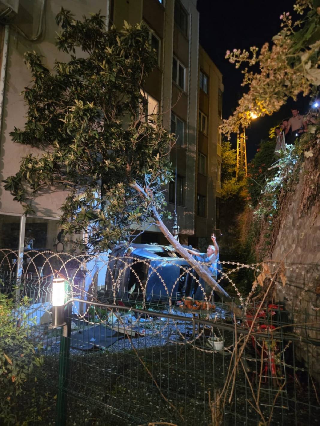 İnanılır gibi değil! Otomobil 15 metrelik apartman boşluğuna düştü 2